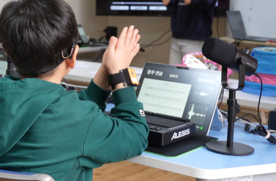 Multisensory music accessibility system for deaf and hard-of-hearing people